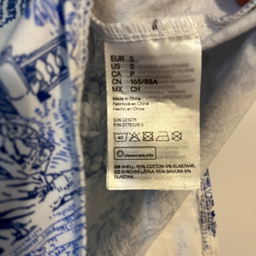 H&M Blue and White Jungle Print V Neck Cotton Bodysuit with snap closure. Small - Picture 4 of 8